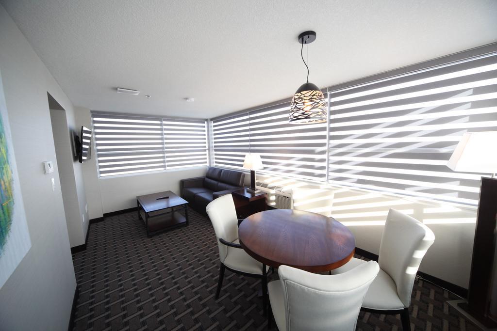 Hotel Wyndham Garden Edmonton Airport 4*