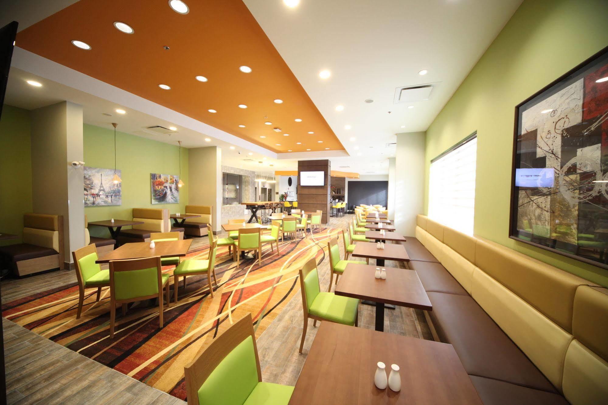 Hotel Wyndham Garden Edmonton Airport