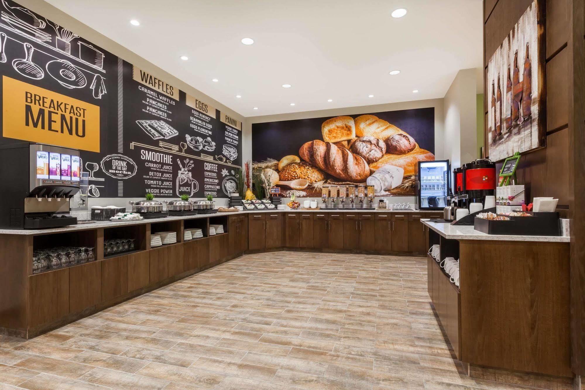 Hotel Wyndham Garden Edmonton Airport 4*