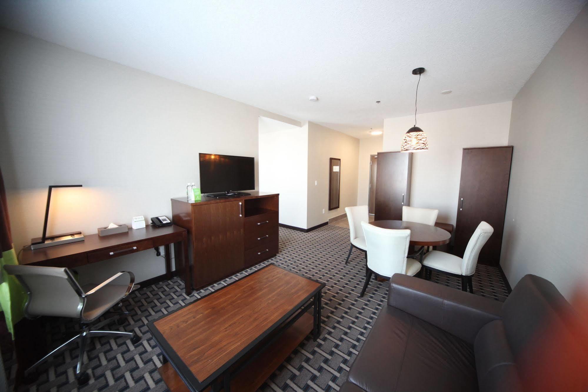 Hotel Wyndham Garden Edmonton Airport 4*