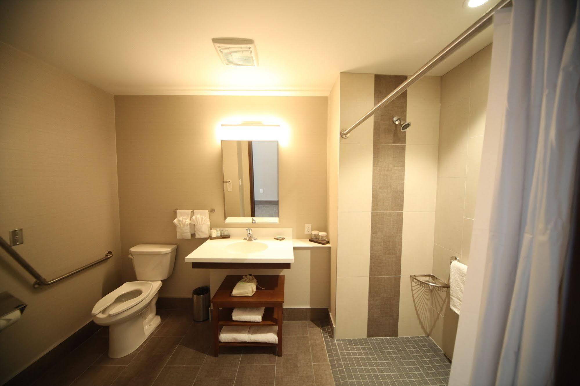 Hotel Wyndham Garden Edmonton Airport 4*